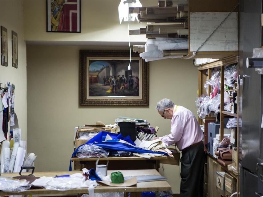 Antonio López revisa los patrones de un vestido.