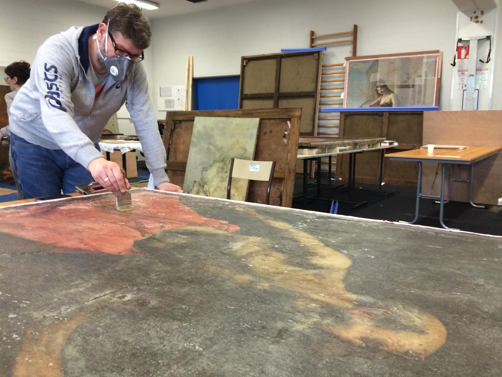 El cuadro de Zurbarán dañado. Lleva papel japonés y genera ese efecto transparente.