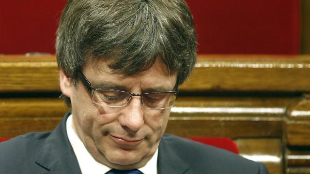Puigdemont durante la votación en el Parlament