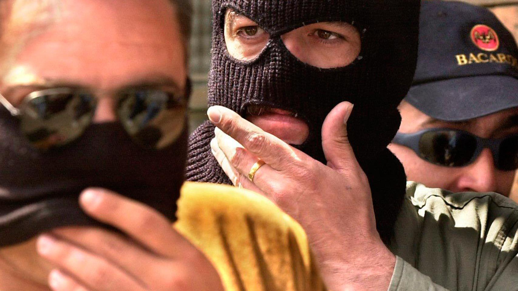 Escoltas privados en las calles de Getxo, en junio de 2002.