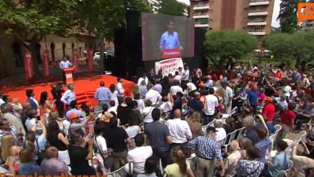 Momento en el que el público abuchea al independentista.