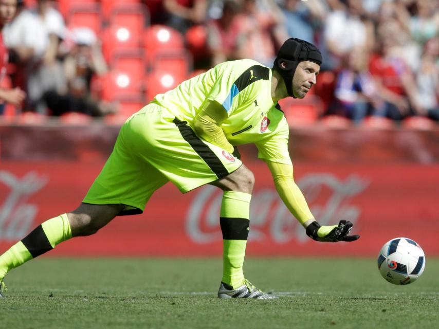Cech saca el balón contra Corea del Sur en un amistoso.