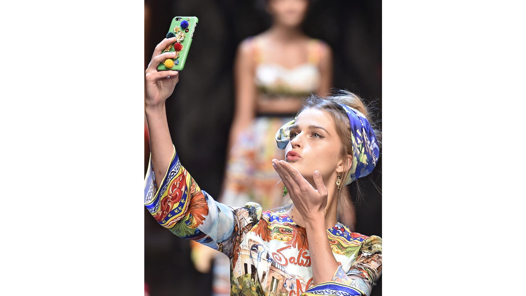 Bandana ancha de la colección P-V 2016 de Dolce & Gabbana.