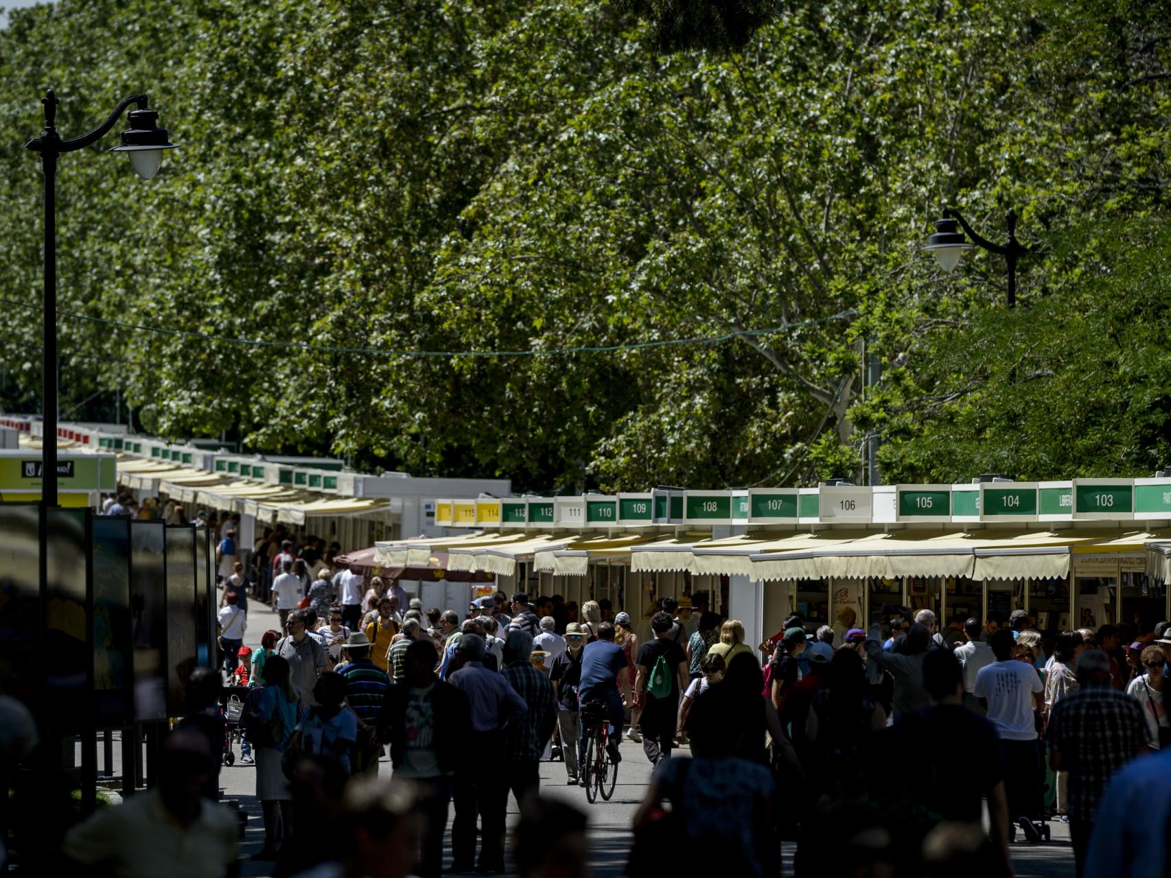 Aficionados pasean por la Feria del Libro 2016.