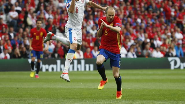 Andrés Iniesta escapa de un rival checo.
