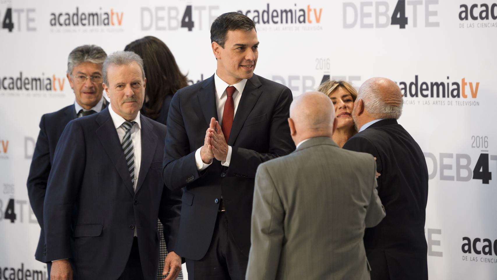 Pedro Sánchez con traje oscuro, camisa blanca y corbata roja