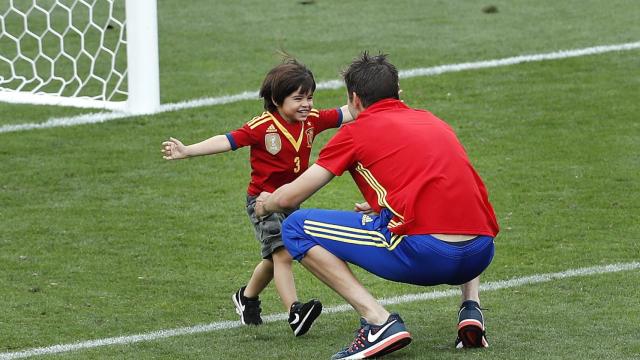 Milan con su padre Gerard Piqué