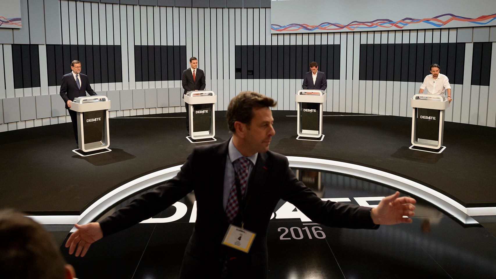 El personal de seguridad desaloja a los fotógrafos antes del debate./ Dani Pozo