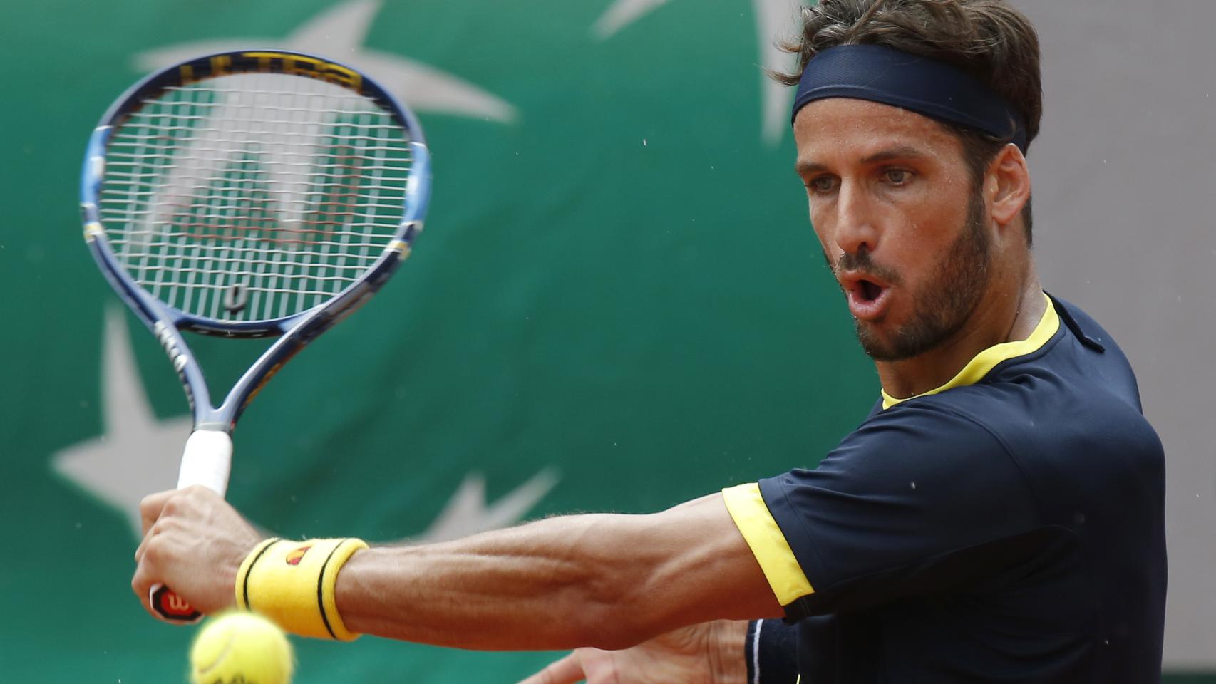 Feliciano López golpea la pelota.