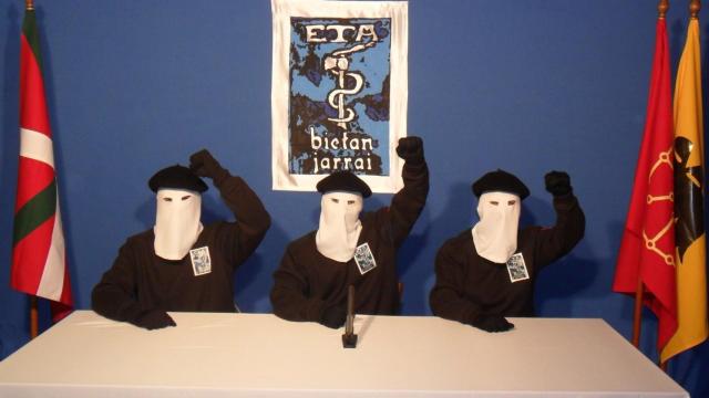 Miembros de ETA anuncian el cese de su actividad.