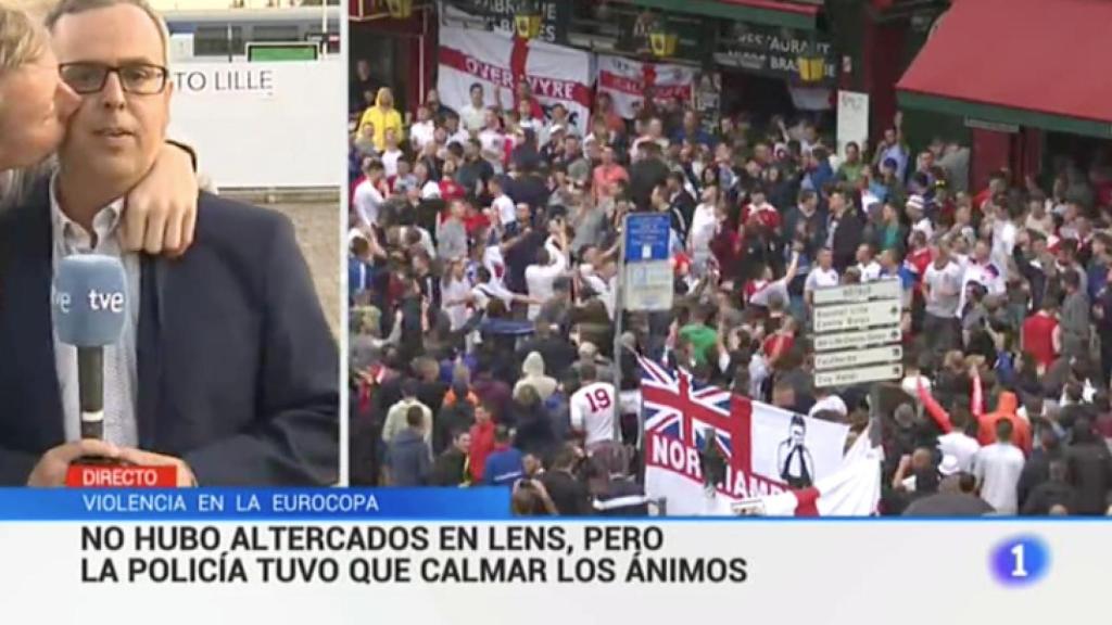 Un hincha se cuela en el 'Telediario' y le planta un beso al reportero