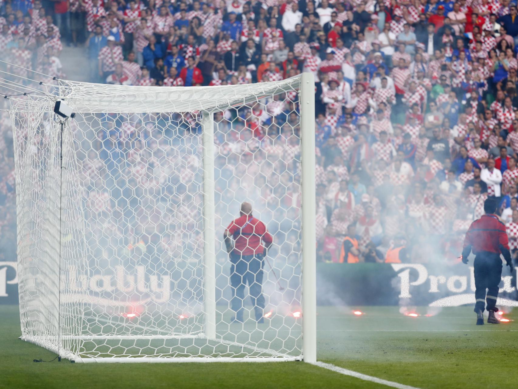 Bengalas en el partido entre Croacia y República Checa.