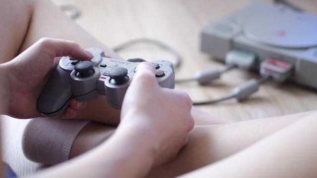 Un usuario jugando a un videojuego.