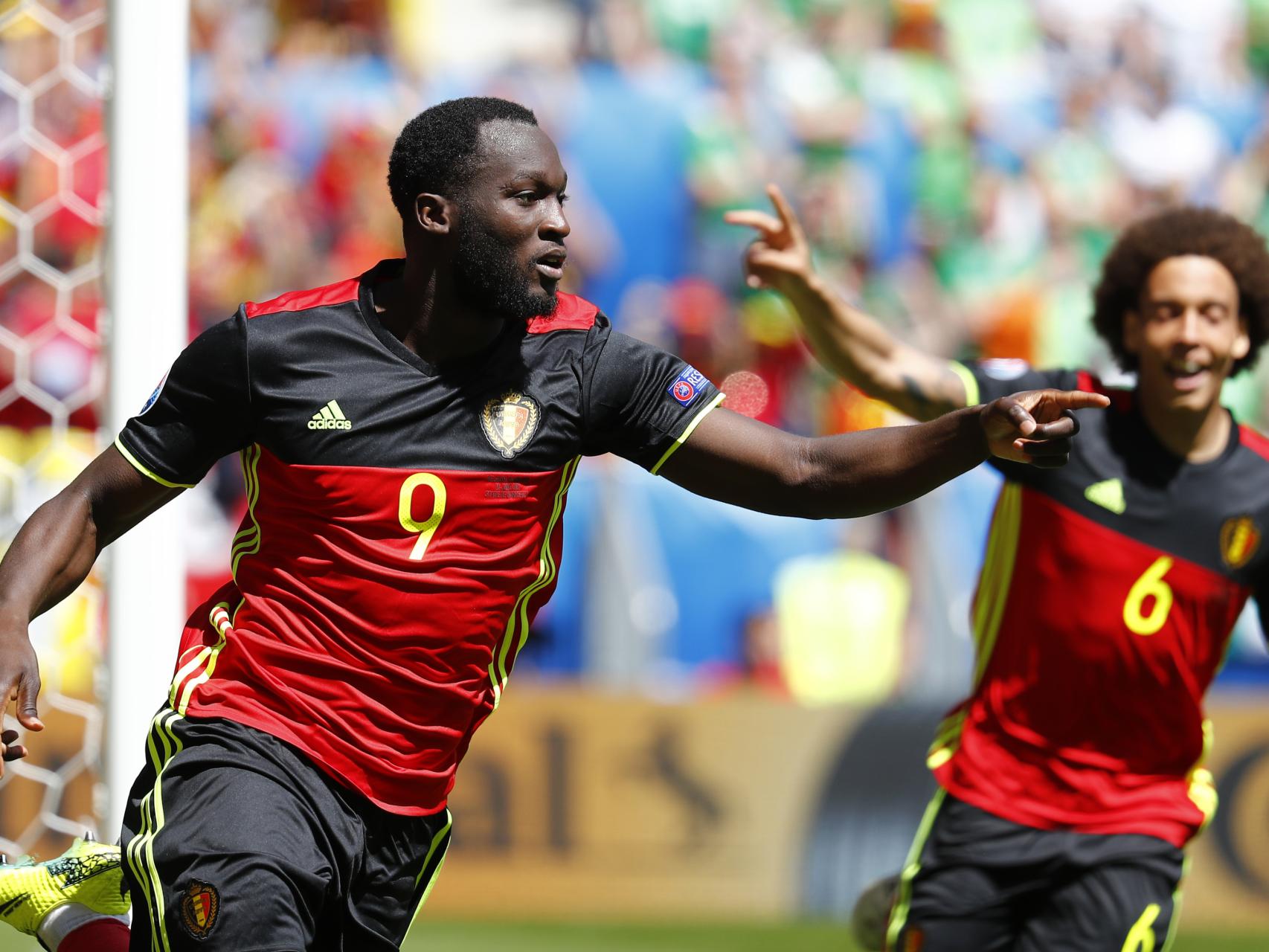 Lukaku celebra su gol y señala a Wiltmots.