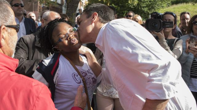 Pedro Sánchez saluda a una simpatizante del PSOE en Vitoria.