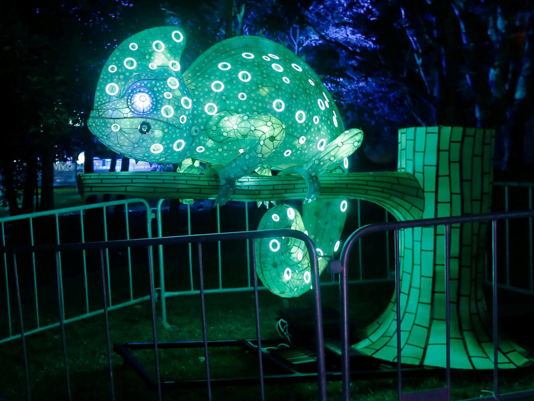 Una farola en forma de camaleón en el zoo Taronga de Sydney.
