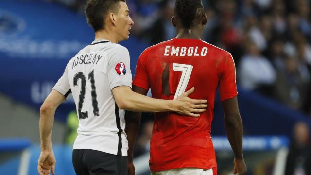 Koscielny y Embolo se saludan en el Francia - Suiza.