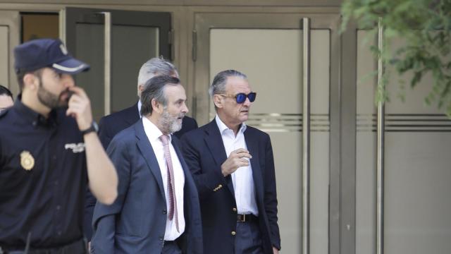Mario Conde abandonando la Audiencia Nacional