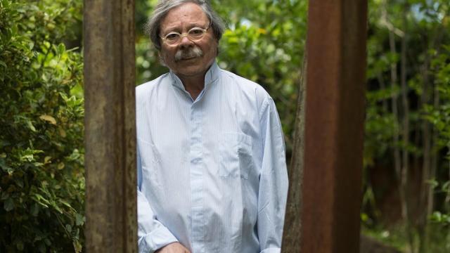 Alberto Corazón en su casa.