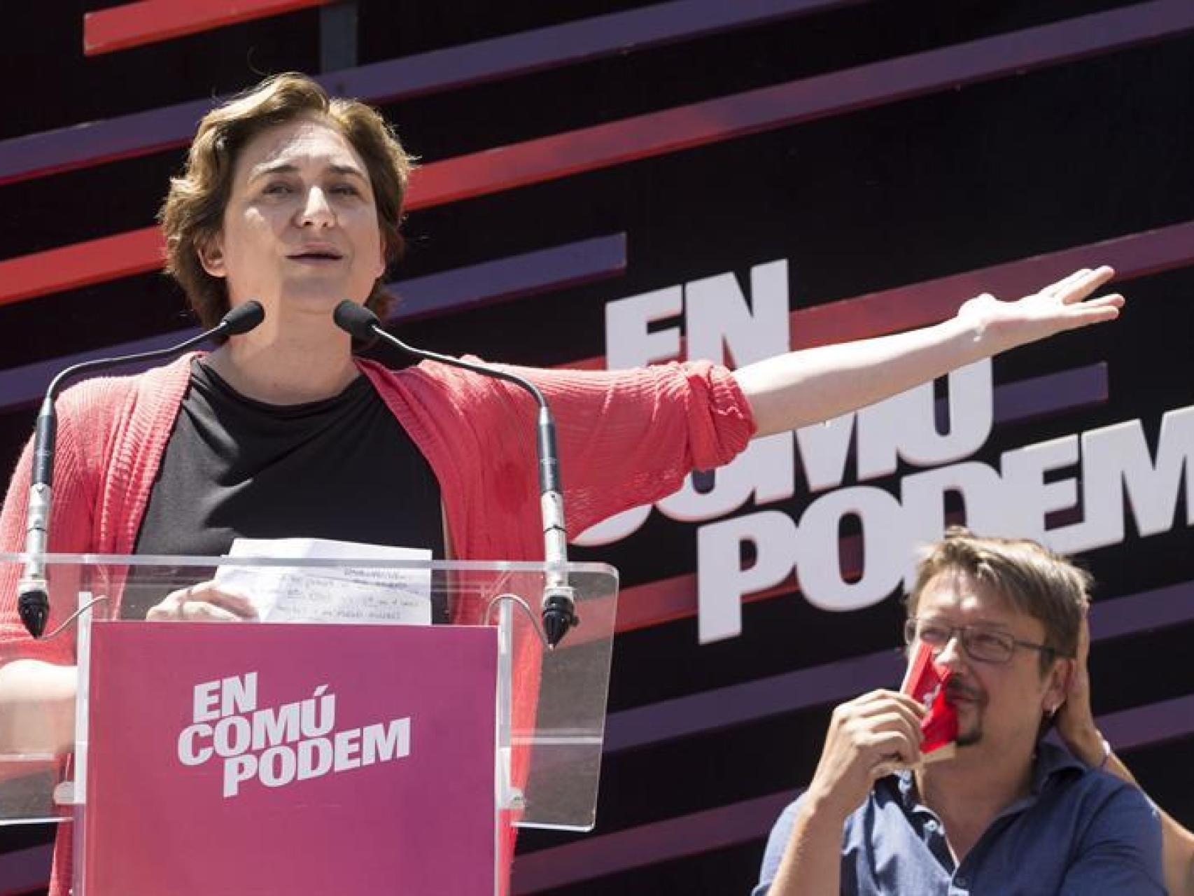 Ada Colau y Xavier Domenech, en un mitin celebrado en Badalona.