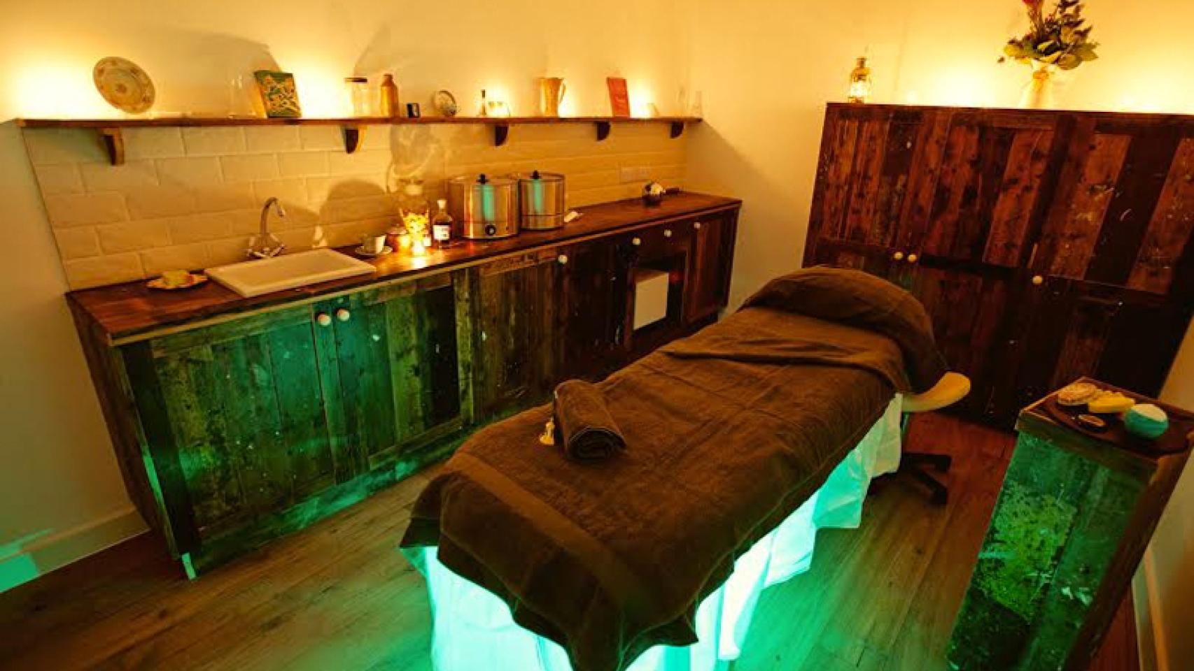 Zona de masajes con decoración de inspiración inglesa.