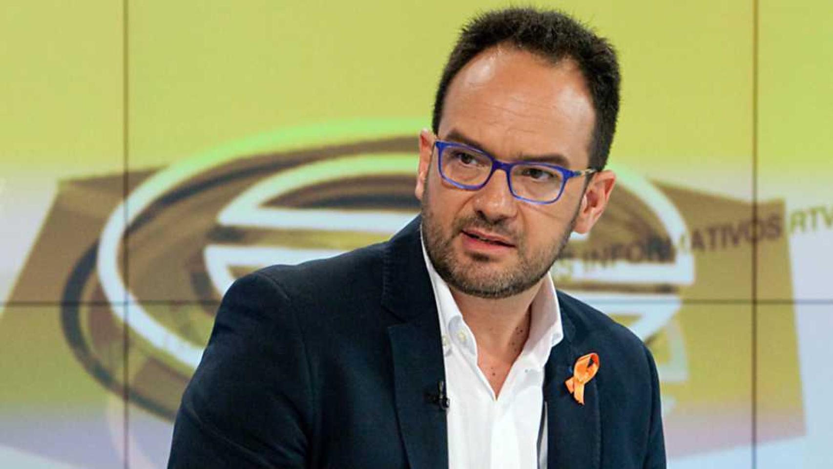 Hernando riñe a María Casado por no emitir los audios de Fernández Díaz