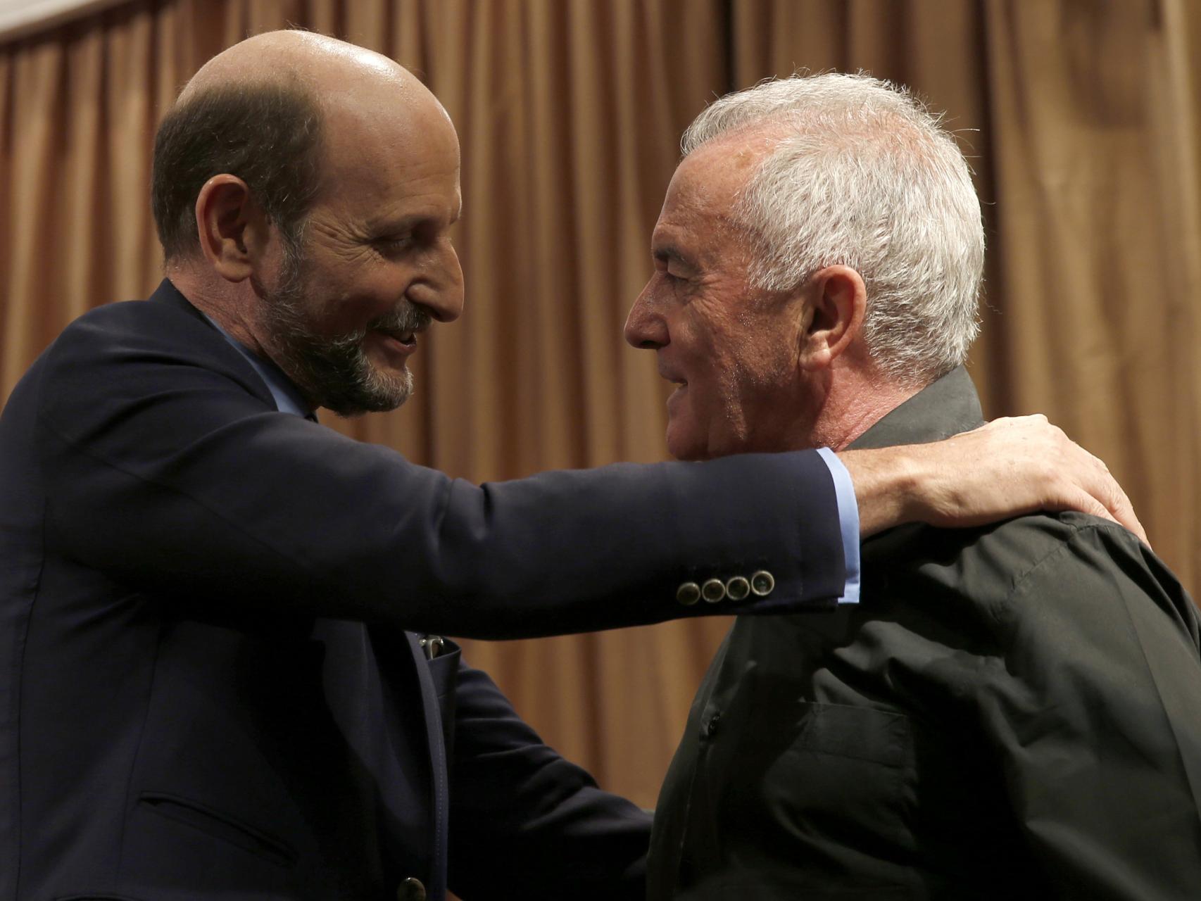 Sastrón felicita a Víctor Manuel, que cumple 50 años como socio de la entidad.