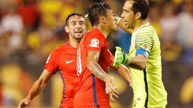 Jugadores chilenos celebran la victoria ante Colombia.