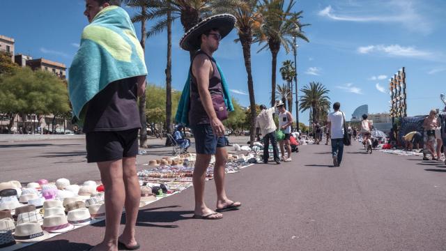 Turistas compran a diario productos falsificados en el paseo San Joan de Borbó