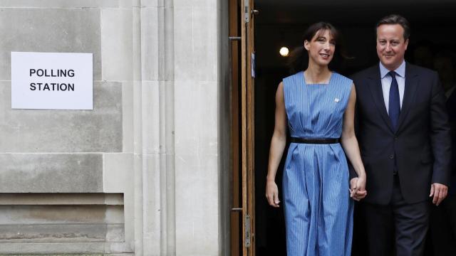 Cameron ha acudido a votar en el centro de Londres junto a su esposa Samantha.