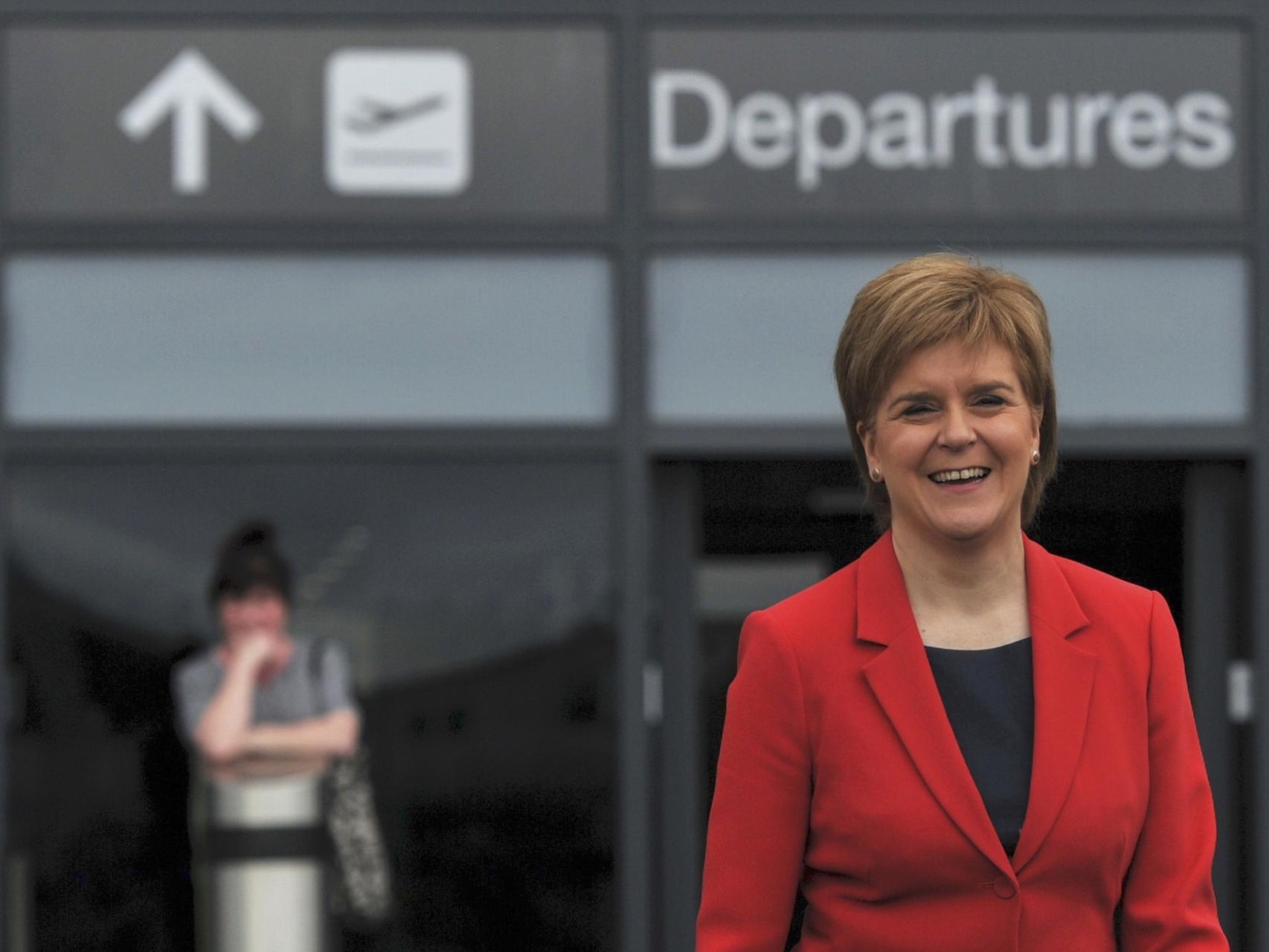 La primera ministro de Escocia, Nicola Sturgeon, en el aeropuerto de Edimburgo.