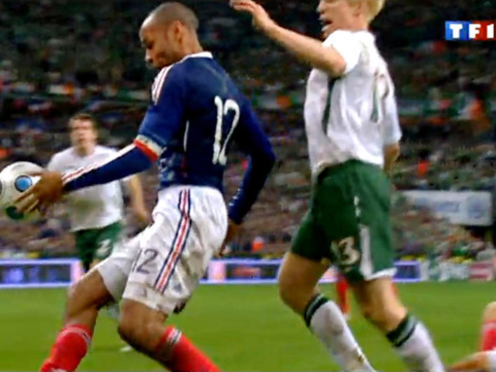 Henry le da con la mano.