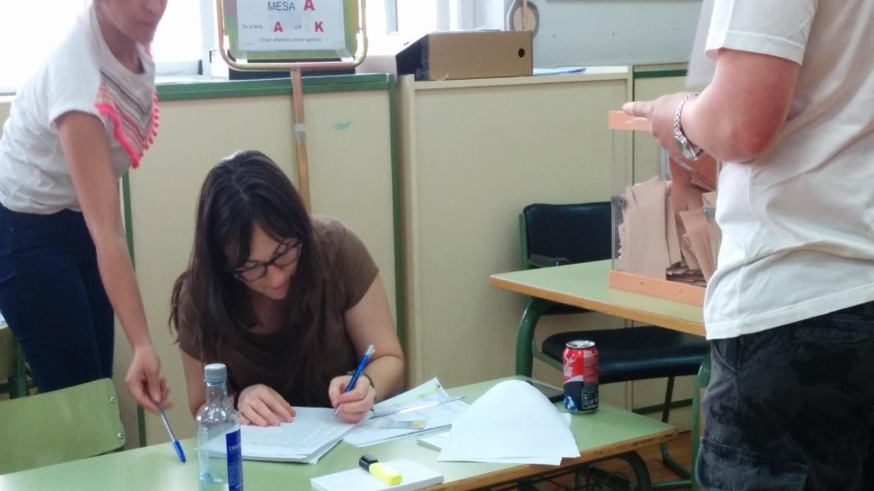 Votantes en una mesa electoral