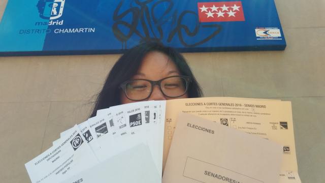 Frente al colegio electoral