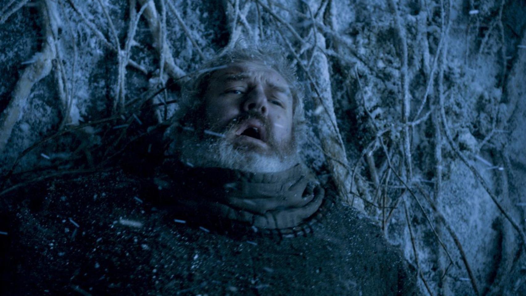 Hodor se enfrenta a su destino y sujeta el portón.