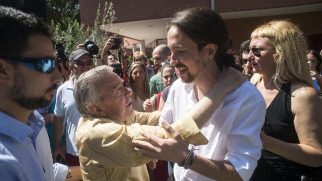 Un hombre abraza el pasado domingo a Pablo Iglesias al salir del colegio electoral.