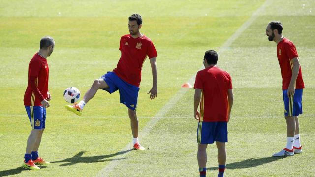 Busquets toca el balón en un entrenamiento.
