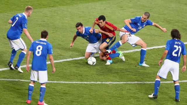 Sergio Busquets, rodeado de jugadores italianos en la final de la Eurocopa de 2012.