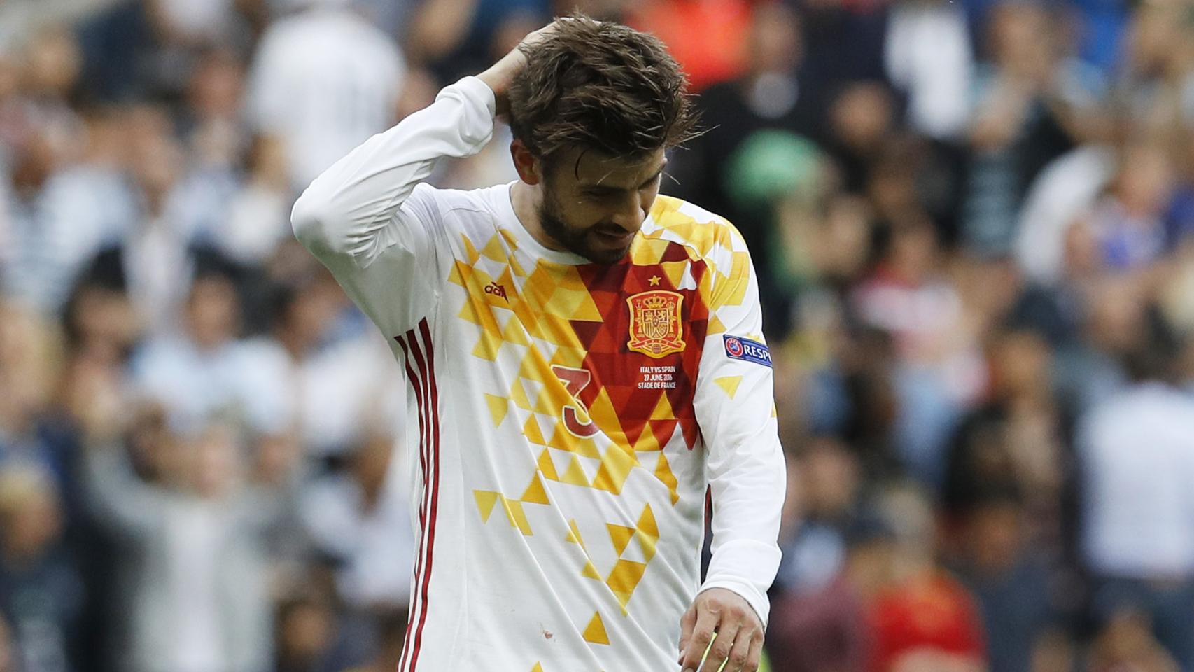 Piqué se lamenta tras fallar una ocasión.