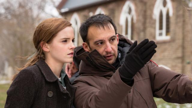Emma Watson y Alejandro Amenábar en el rodaje de Regresión.