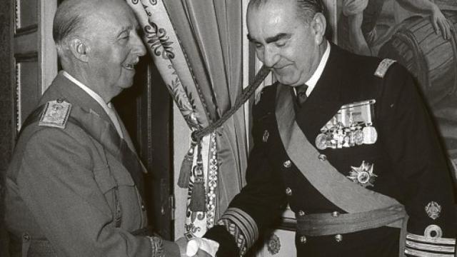 Franco saluda a Carrero Blanco.