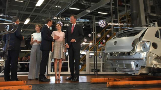 Los Reyes, de visita en la planta de Landaben este miércoles.