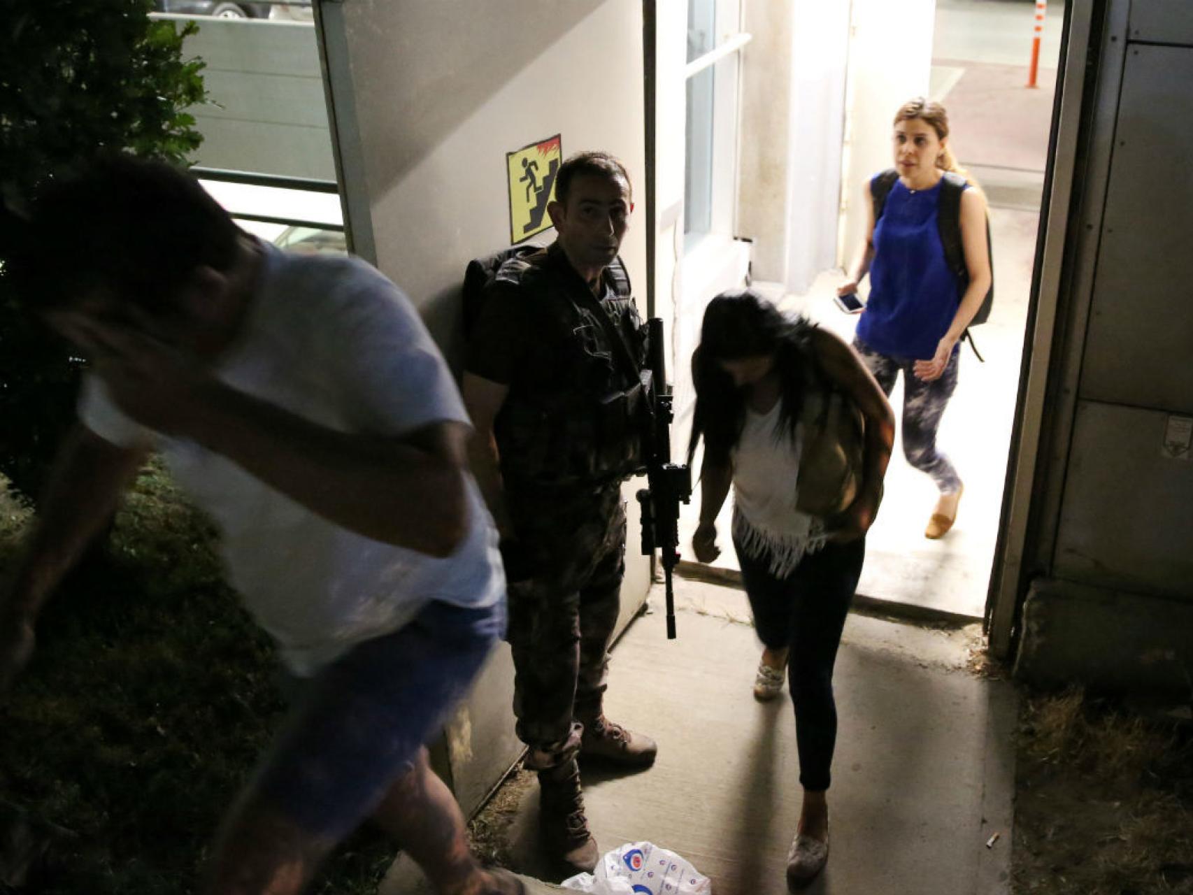 Los Cuerpos de seguridad han evacuado a los usuarios del aeropuerto.