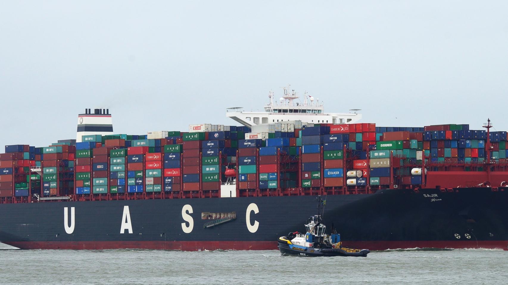 Buque mercante cargado con contenedores.