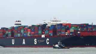 Buque mercante cargado con contenedores.