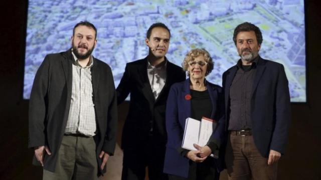 Carmena, con el concejal de Urbanismo, José Manuel Calvo, a la izquierda.