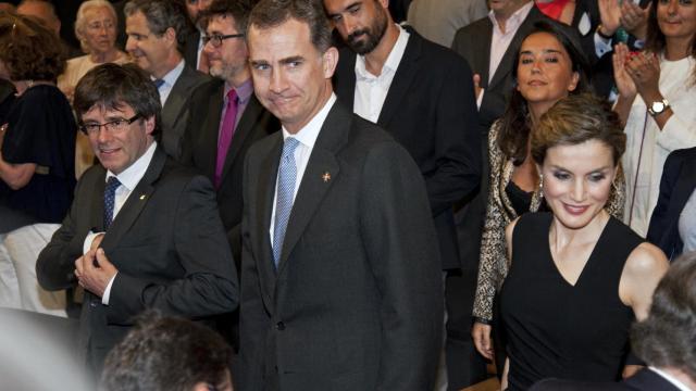 Los reyes posan junto a Carles Puigdemont en Girona.