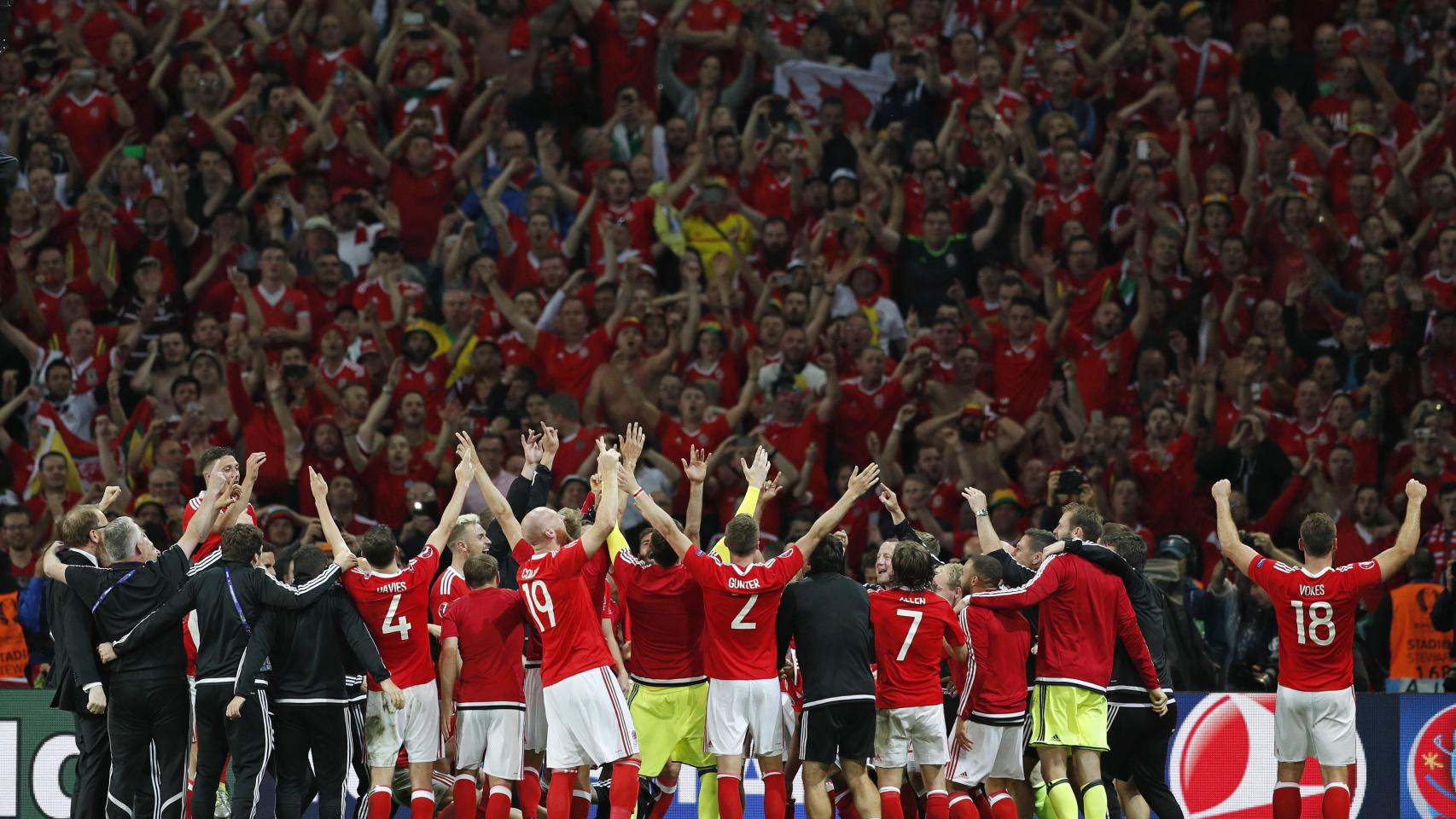 La selección galesa celebra el pase a semifinales con su afición.
