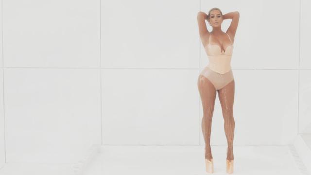 Kim Kardashian durante el rodaje del videoclip