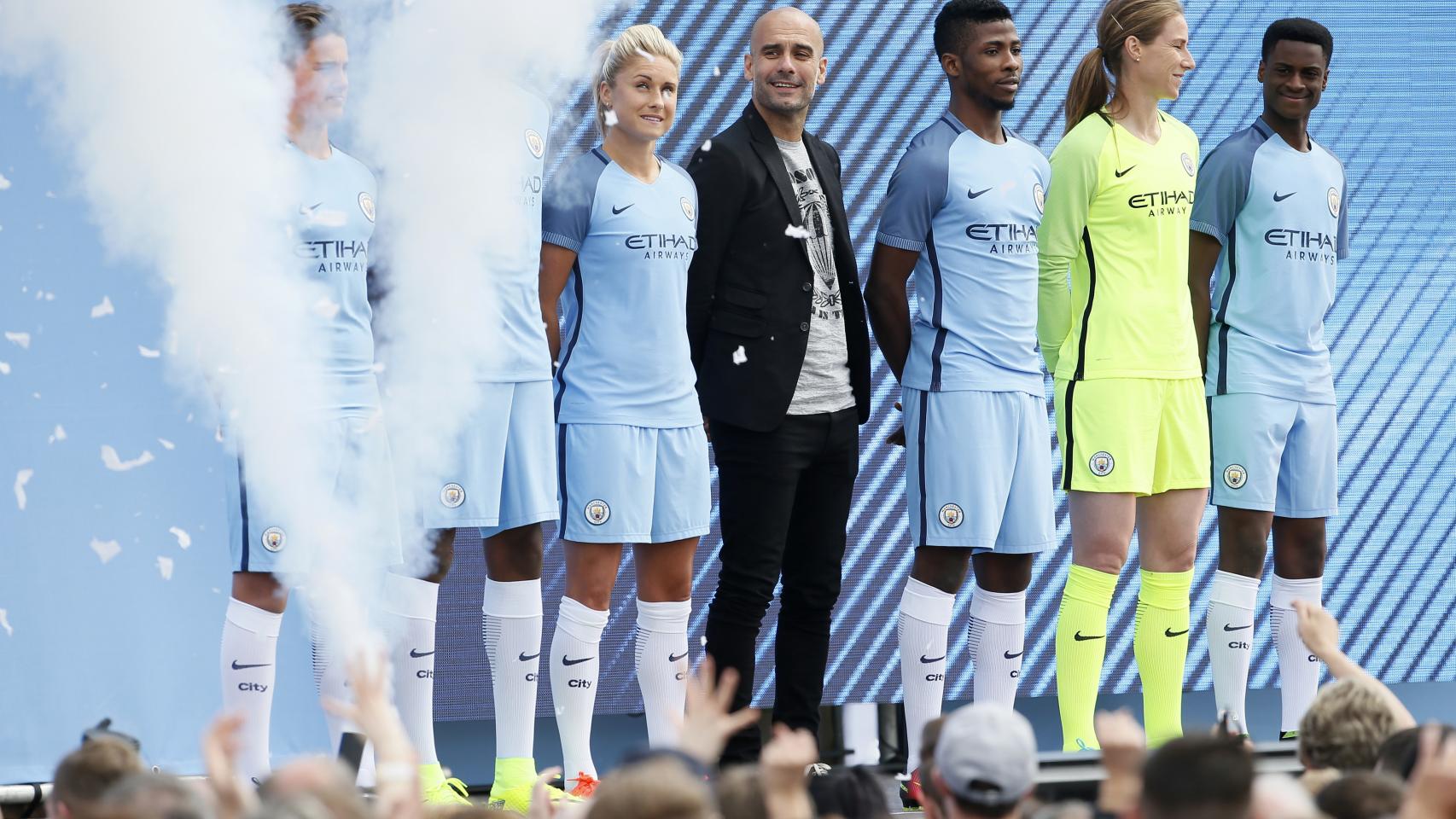 Guardiola posa junto con los jugadores, que presentaron la nueva equipación del City.